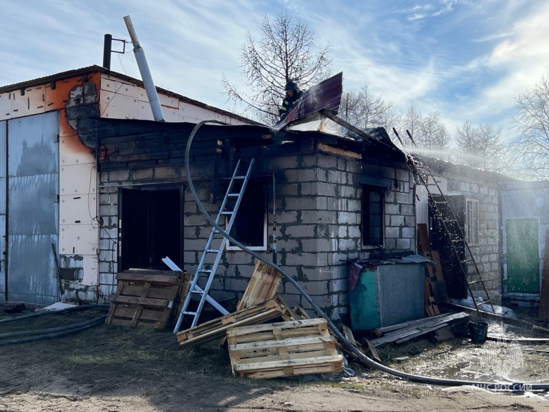 Огнеборцы ликвидировали возгорание частной пристройки